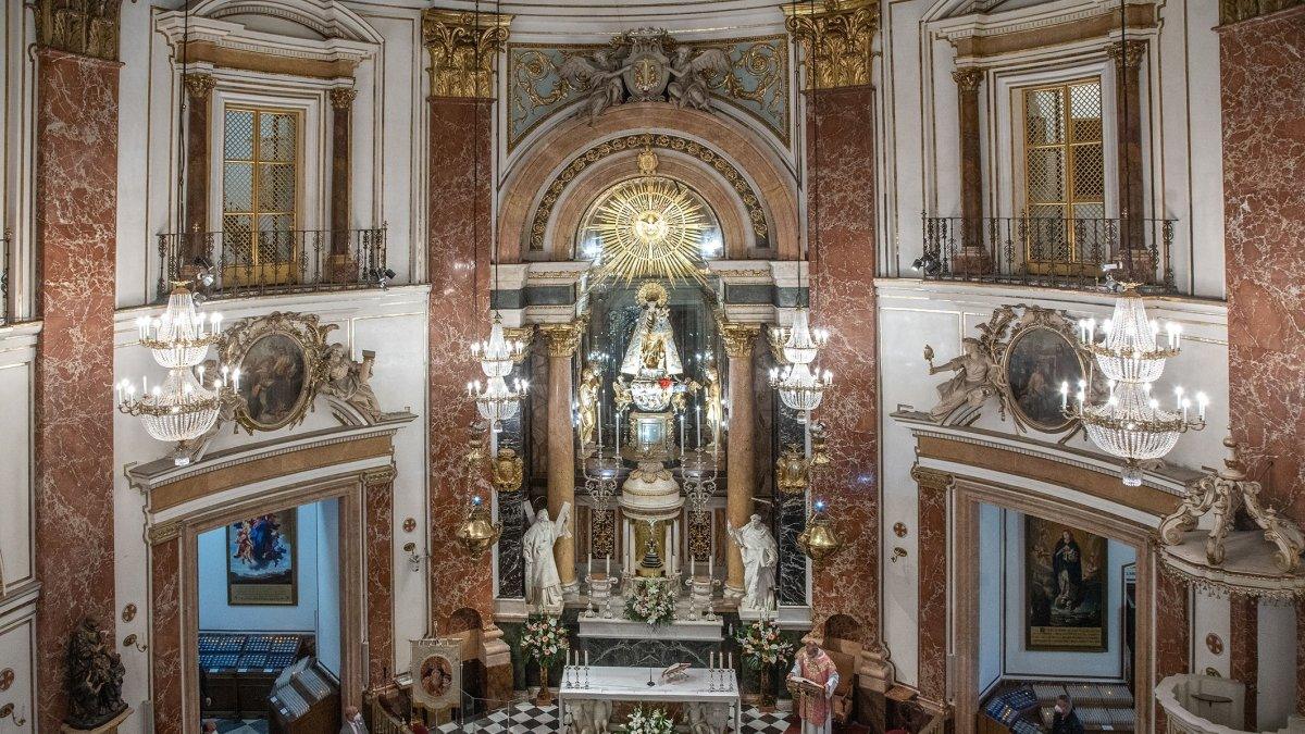Un hombre provoca el caos en la Catedral y la Basílica de Valencia al intentar robar una cruz durante la misa