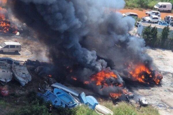 Impactante incendio en un desguace de El Verger activa la respuesta de bomberos de Dénia y Oliva