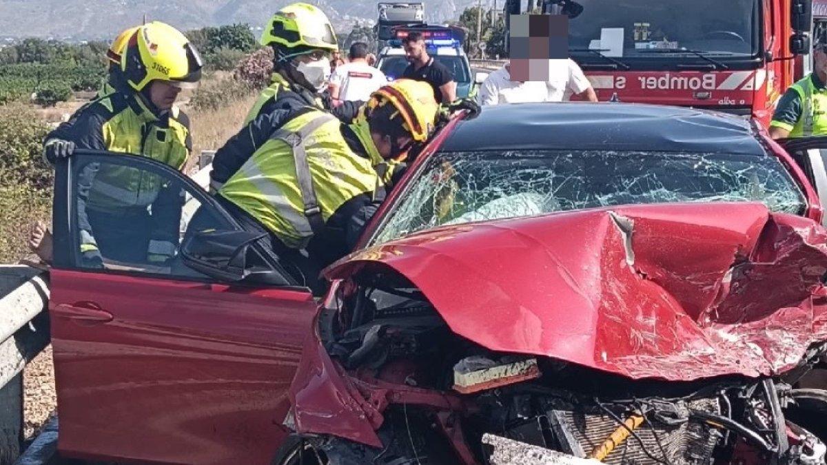 Trágico accidente en la N 332: un fallecido y dos heridos en choque frontal entre coches en Ondara