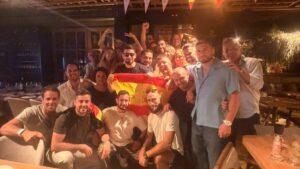 Ilia Topuria, el excampeón mundial de artes marciales mixtas, celebra la victoria de España en La Bienservida
