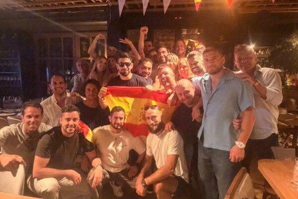 Ilia Topuria, el excampeón mundial de artes marciales mixtas, celebra la victoria de España en La Bienservida
