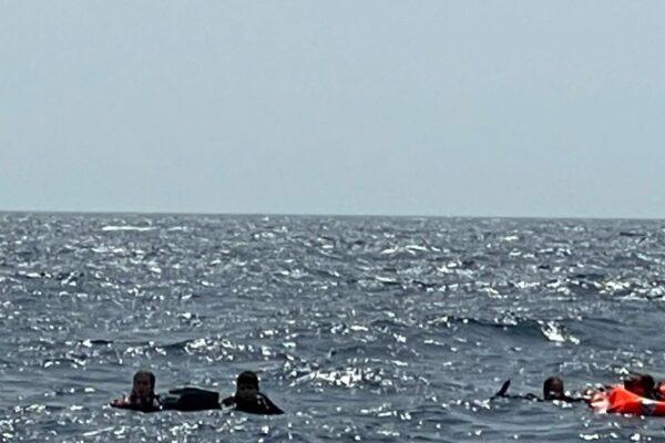 Rescate de 11 personas tras el hundimiento de un catamarán en el sureste de Tabarca