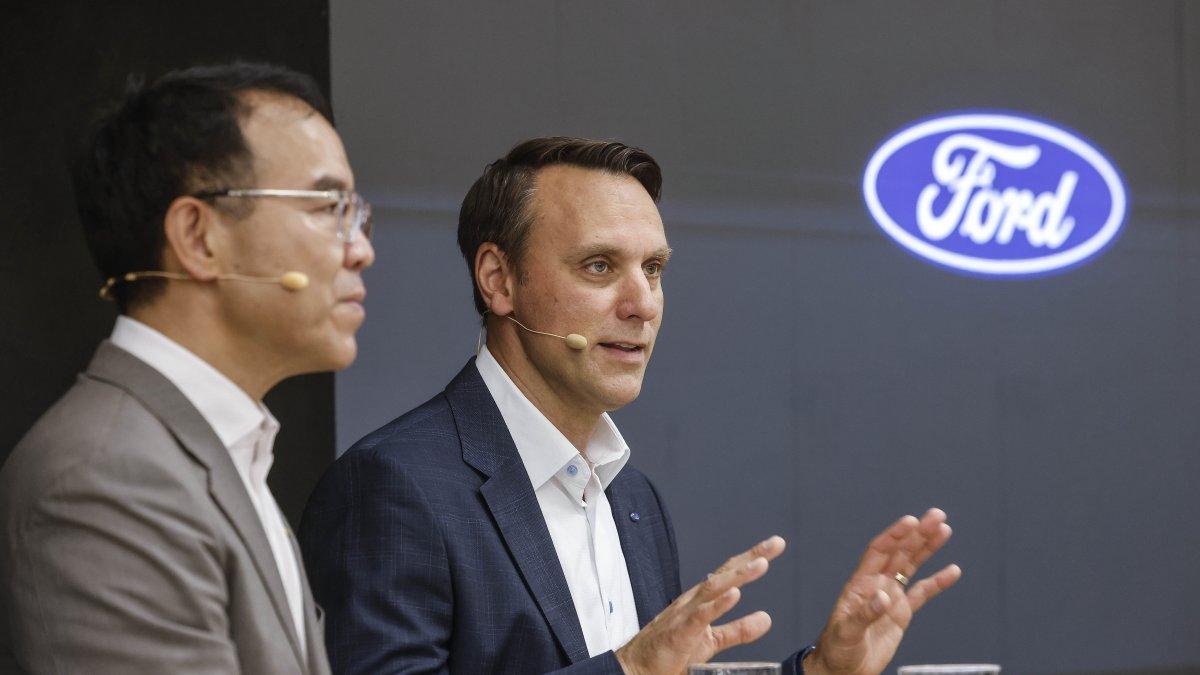 Ford se inspira en el éxito de la Selección Española y el Valencia del triplete para motivar a su equipo