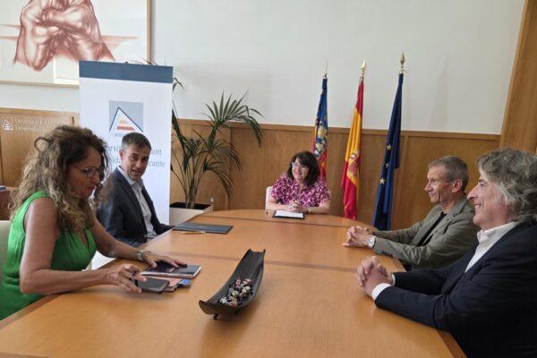 Universidad de Alicante y Veolia renuevan su acuerdo para potenciar la accesibilidad en la programación cultural universitaria