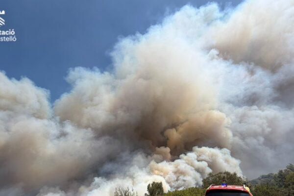 Alerta en la Comunitat Valenciana: Desalojos por tres incendios activos en la Vall d'Uixó