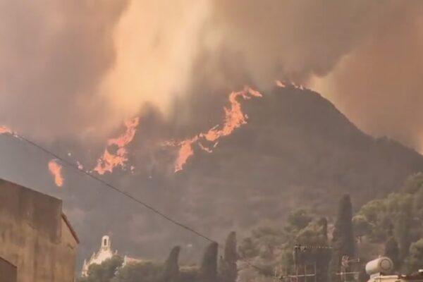 Incendio en la Vall d'Uixó: Desalojo de La Vilavella y Artana con más de 300 bomberos trabajando contra las llamas