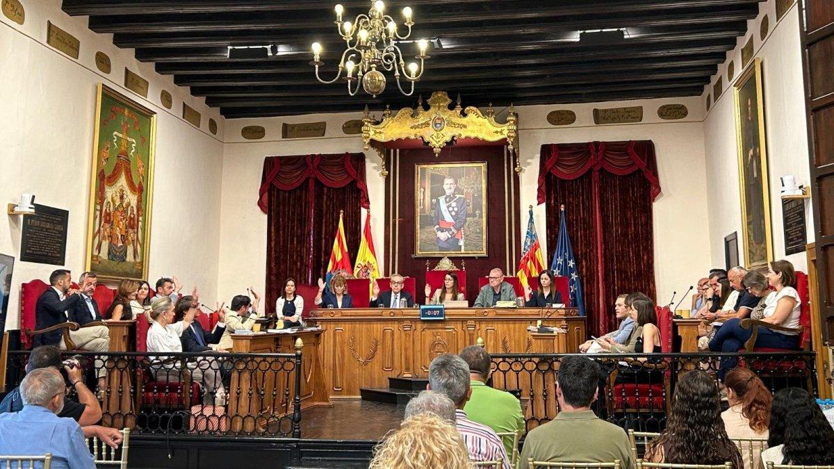 El PSOE de Elche asegura que Pedro Sánchez rescatará las finanzas locales y provoca carcajadas en el pleno