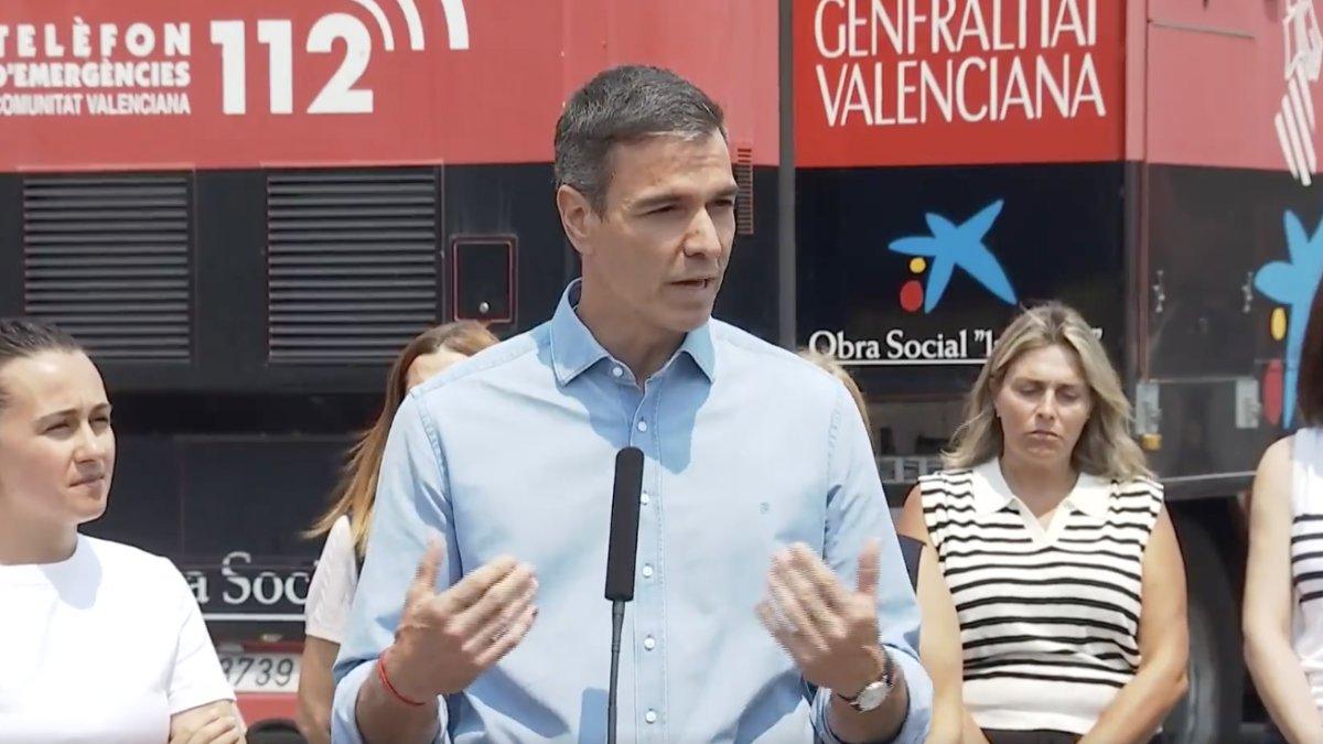 Pedro Sánchez es abucheado en el incendio de la Vall d'Uixó y atribuye la culpa al cambio climático