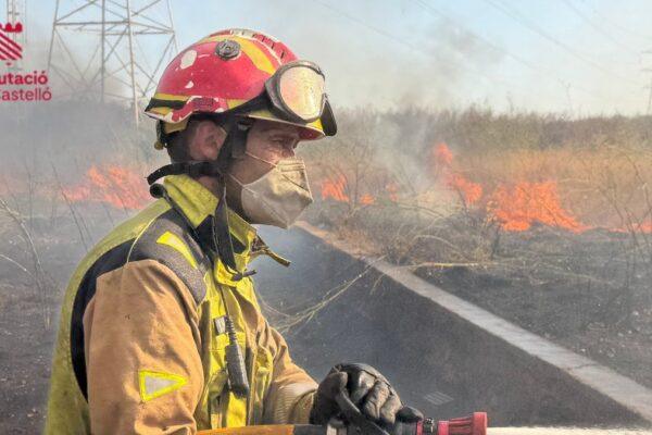 Noche clave en la Serra d'Espadà: el incendio da una tregua y 6.000 vecinos de la Vall d'Uixó vuelven a sus hogares