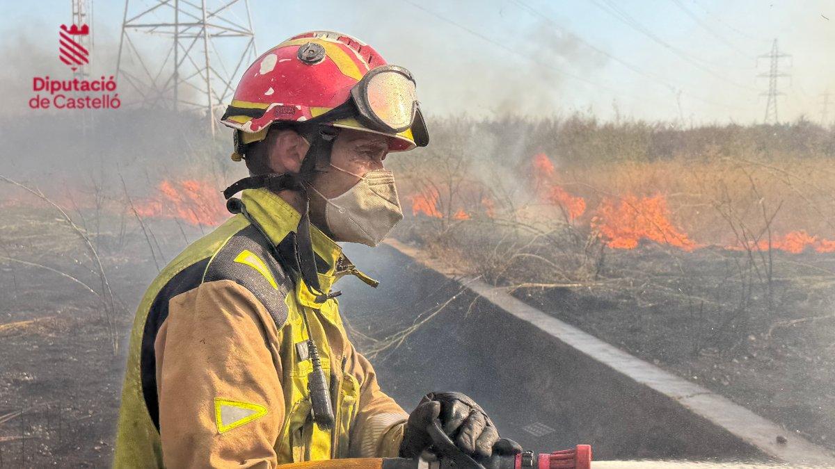 Noche clave en la Serra d'Espadà: el incendio da una tregua y 6.000 vecinos de la Vall d'Uixó vuelven a sus hogares