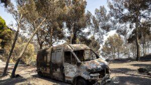 Más de mil vecinos vuelven a sus hogares mientras el incendio de la Serra d'Espadà continúa incontrolado