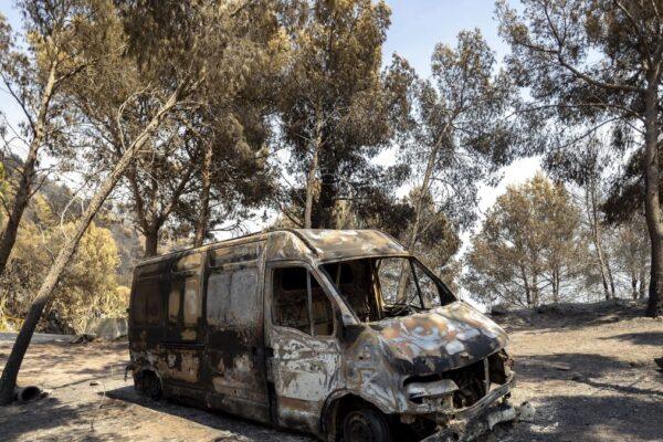 Más de mil vecinos vuelven a sus hogares mientras el incendio de la Serra d'Espadà continúa incontrolado