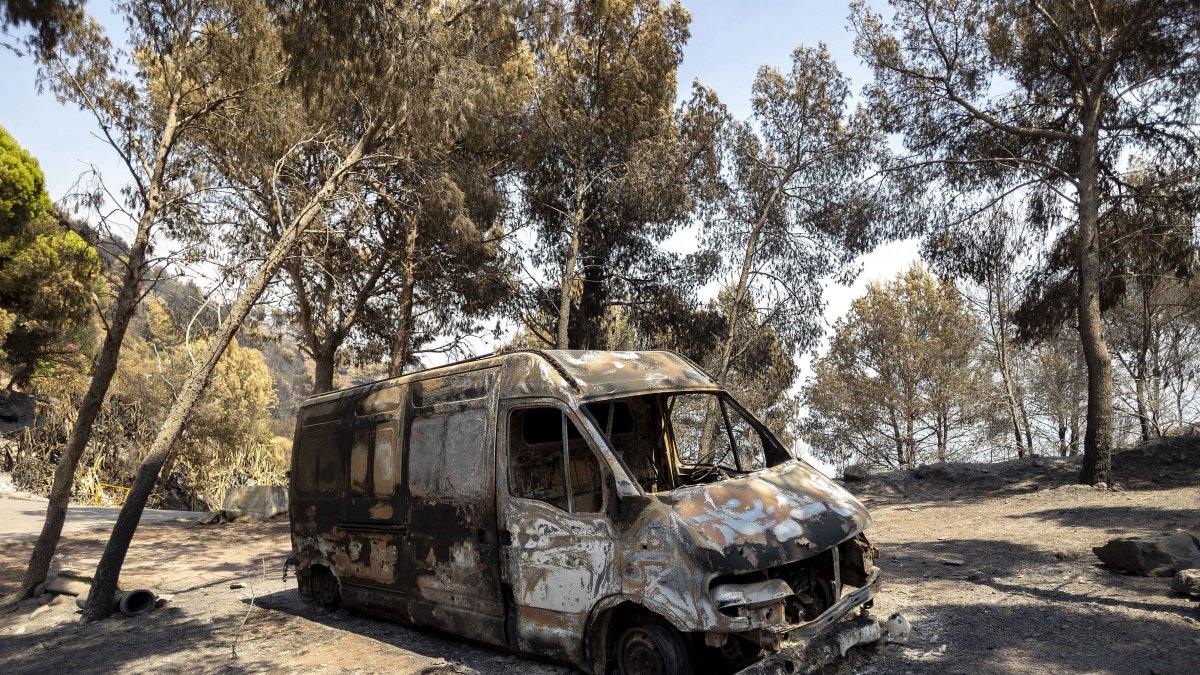 Más de mil vecinos vuelven a sus hogares mientras el incendio de la Serra d'Espadà continúa incontrolado