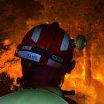 El incendio de la Vall d'Uixó avanza y permite el regreso de 1.800 personas a sus hogares, aunque el fuego continúa activo