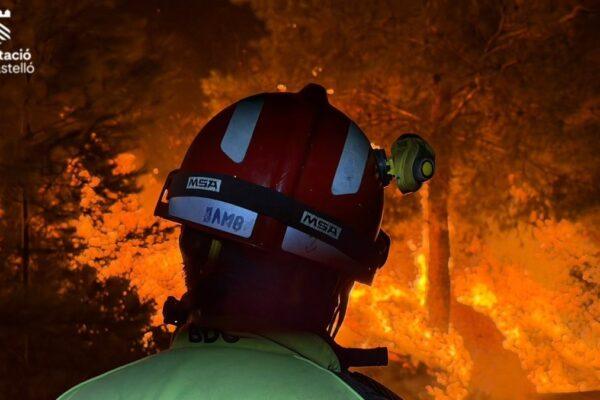 El incendio de la Vall d'Uixó avanza y permite el regreso de 1.800 personas a sus hogares, aunque el fuego continúa activo