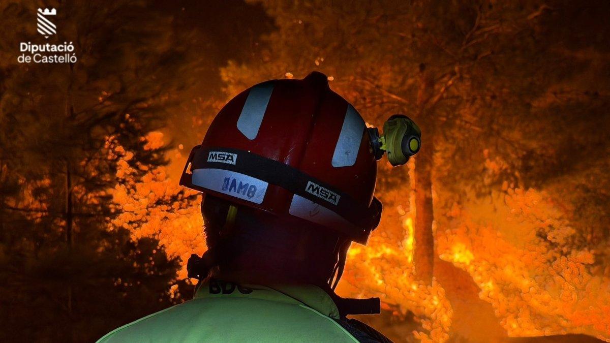 El incendio de la Vall d'Uixó avanza y permite el regreso de 1.800 personas a sus hogares, aunque el fuego continúa activo
