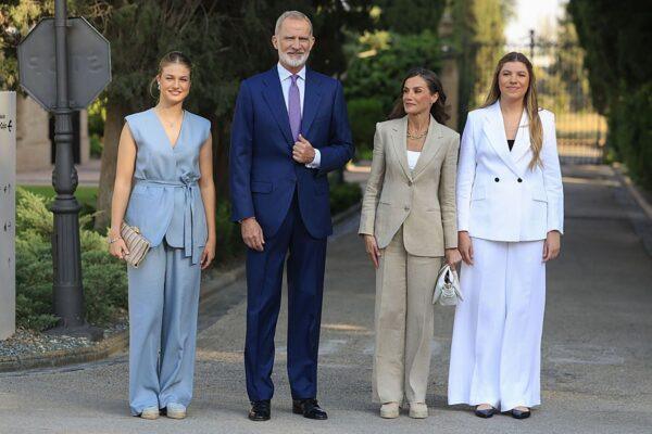 La infanta Sofía brilla en su primer discurso público con el apoyo de los Reyes