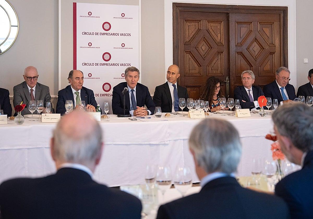 Feijóo propone reducir el salario de trabajadores de baja y Sánchez defiende que «los derechos no se tocan»