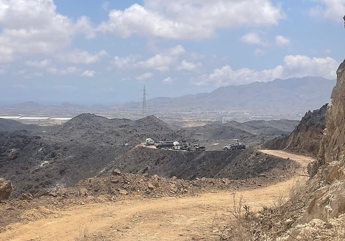 La Guardia Civil realiza autopsia a vehículos calcinados para identificar a las víctimas del incendio