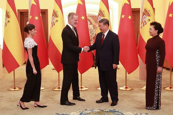 Los regalos sorprendentes a la Familia Real en 2025: desde un móvil del presidente de China hasta una máscara funeraria de Tutankamón