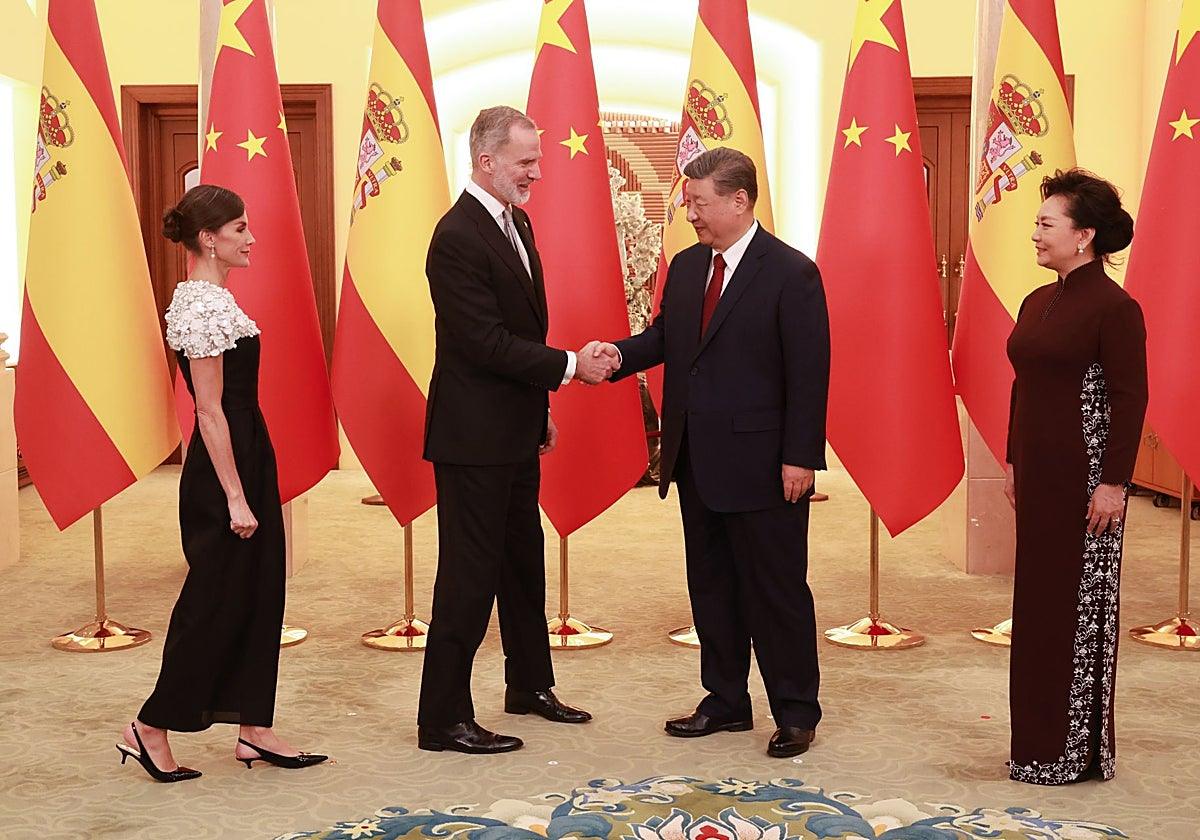 Los regalos sorprendentes a la Familia Real en 2025: desde un móvil del presidente de China hasta una máscara funeraria de Tutankamón