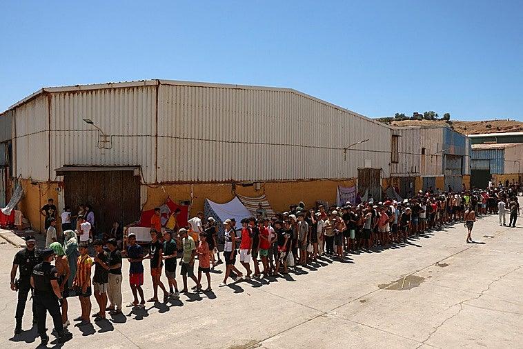 El Gobierno planifica el traslado de 500 niñas migrantes de Ceuta a la Península española