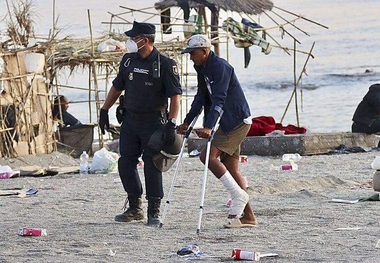 Cientos de migrantes vuelven a asentarse en las chabolas de la playa de Ceuta tras la reubicación de 1.800 personas en centros de acogida