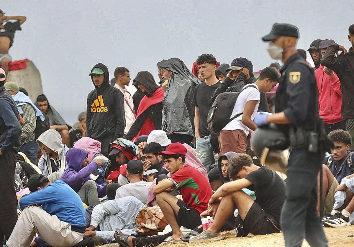Cerca de mil migrantes desalojados nuevamente de la playa del Trampolín en Ceuta