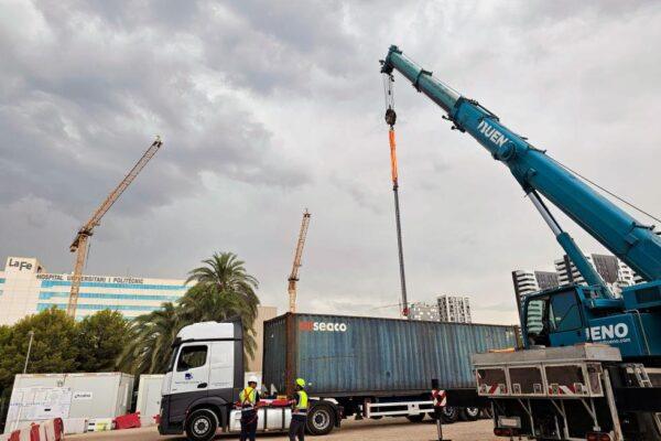 Sanidad recibe equipamiento tecnológico por mar para el nuevo centro de protonterapia en España