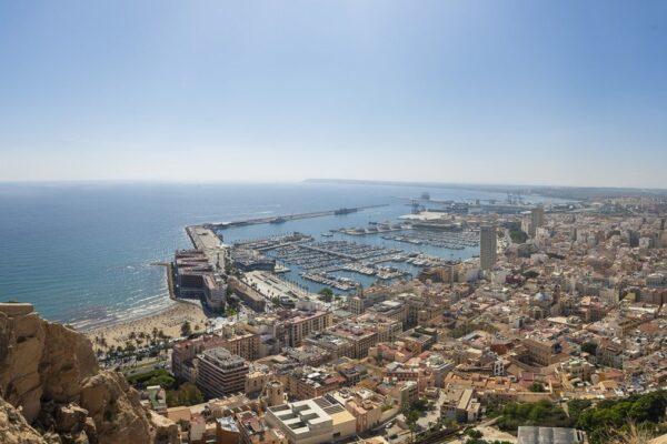 Compromís busca restringir la venta de viviendas a no residentes en Alicante, pese a que los datos indican que contribuyen más económicamente