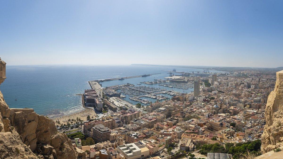 Compromís busca restringir la venta de viviendas a no residentes en Alicante, pese a que los datos indican que contribuyen más económicamente