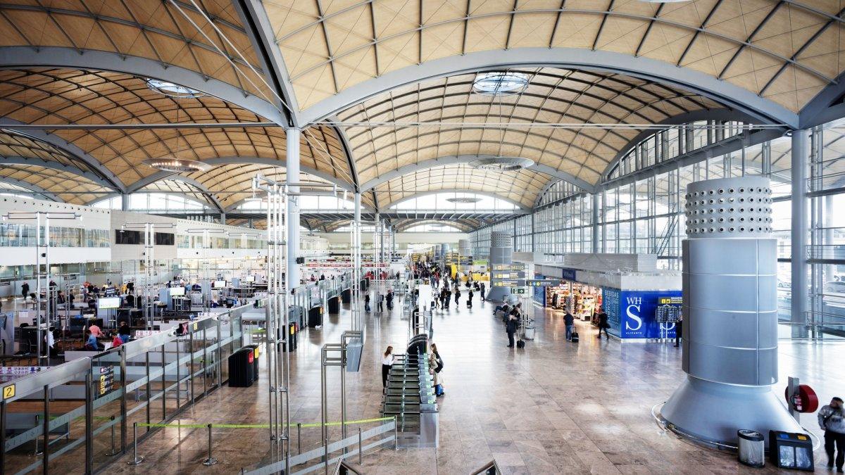 Aumento récord: El aeropuerto de Alicante Elche alcanza más de 2,3 millones de pasajeros en julio