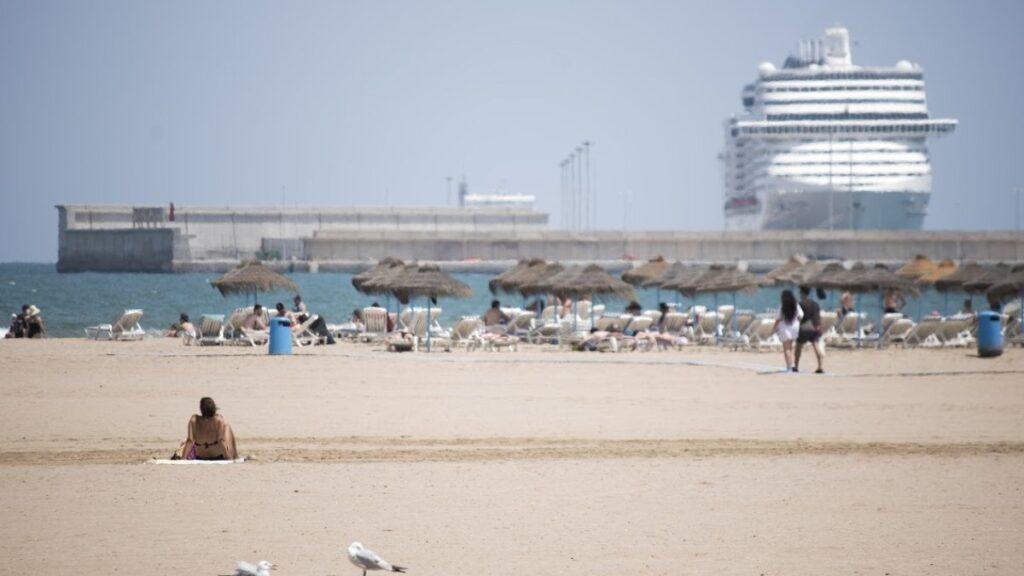 Valencia implementa un plan de limpieza excepcional en sus playas por el eclipse total