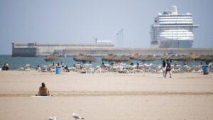 Valencia implementa un plan de limpieza excepcional en sus playas por el eclipse total