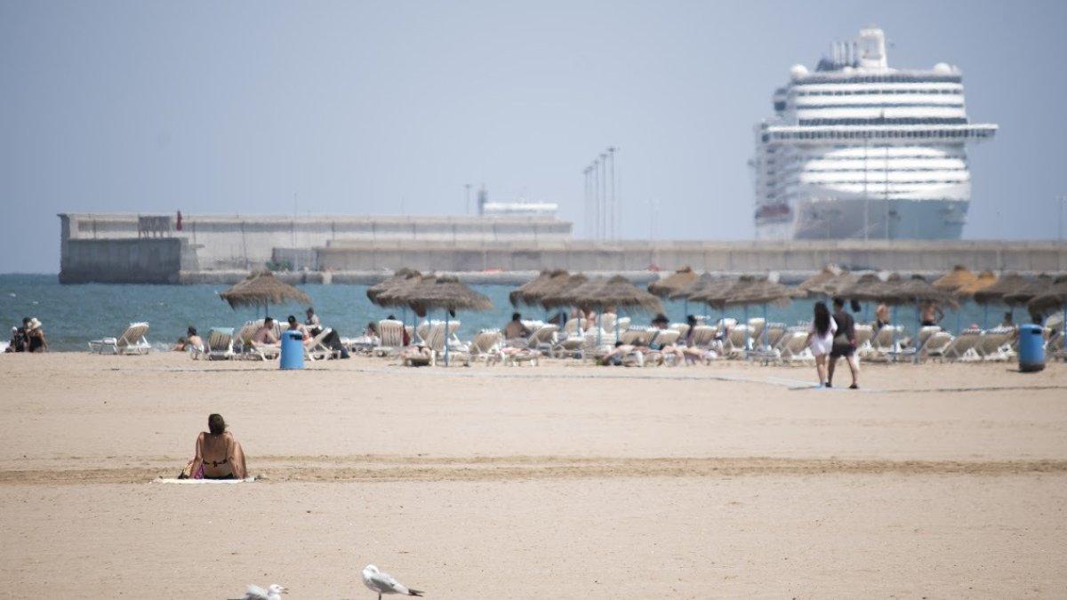 Valencia implementa un plan de limpieza excepcional en sus playas por el eclipse total