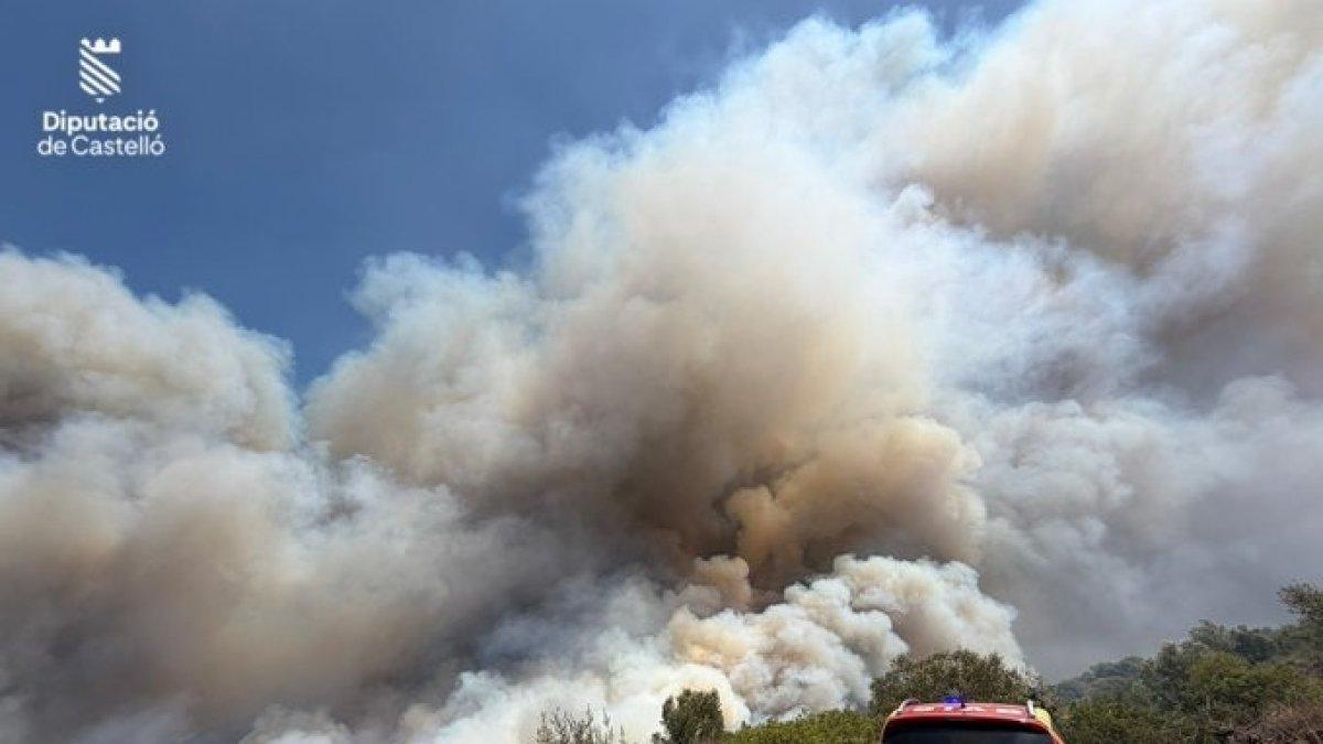 Incendio en la Vall d'Uixó: Día clave para la extinción entre humedad y humo complicado