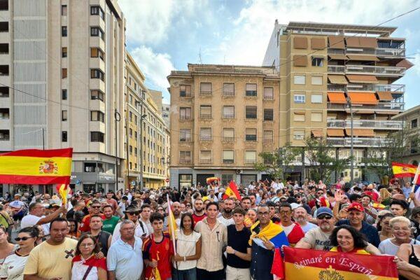 Más de 300 ciudadanos en Alicante exigen el refuerzo de las fronteras tras la crisis migratoria en Ceuta