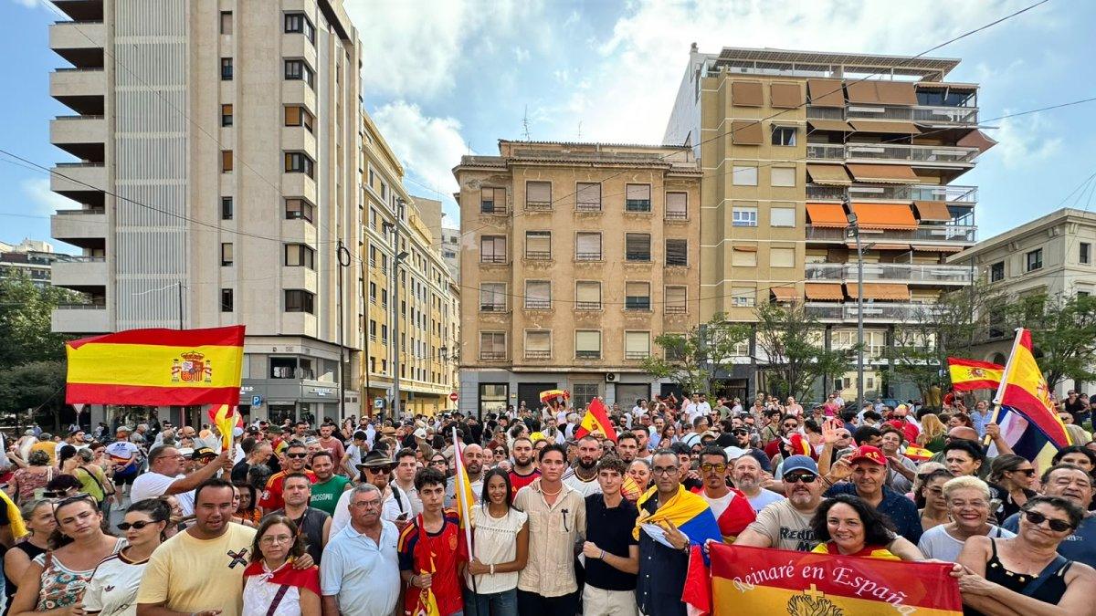 Más de 300 ciudadanos en Alicante exigen el refuerzo de las fronteras tras la crisis migratoria en Ceuta