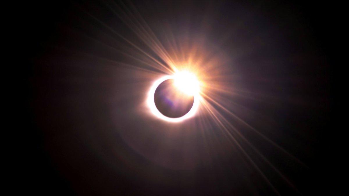 Descubre cómo disfrutar del eclipse desde casa: el truco recomendado en Valencia antes del 12 de agosto