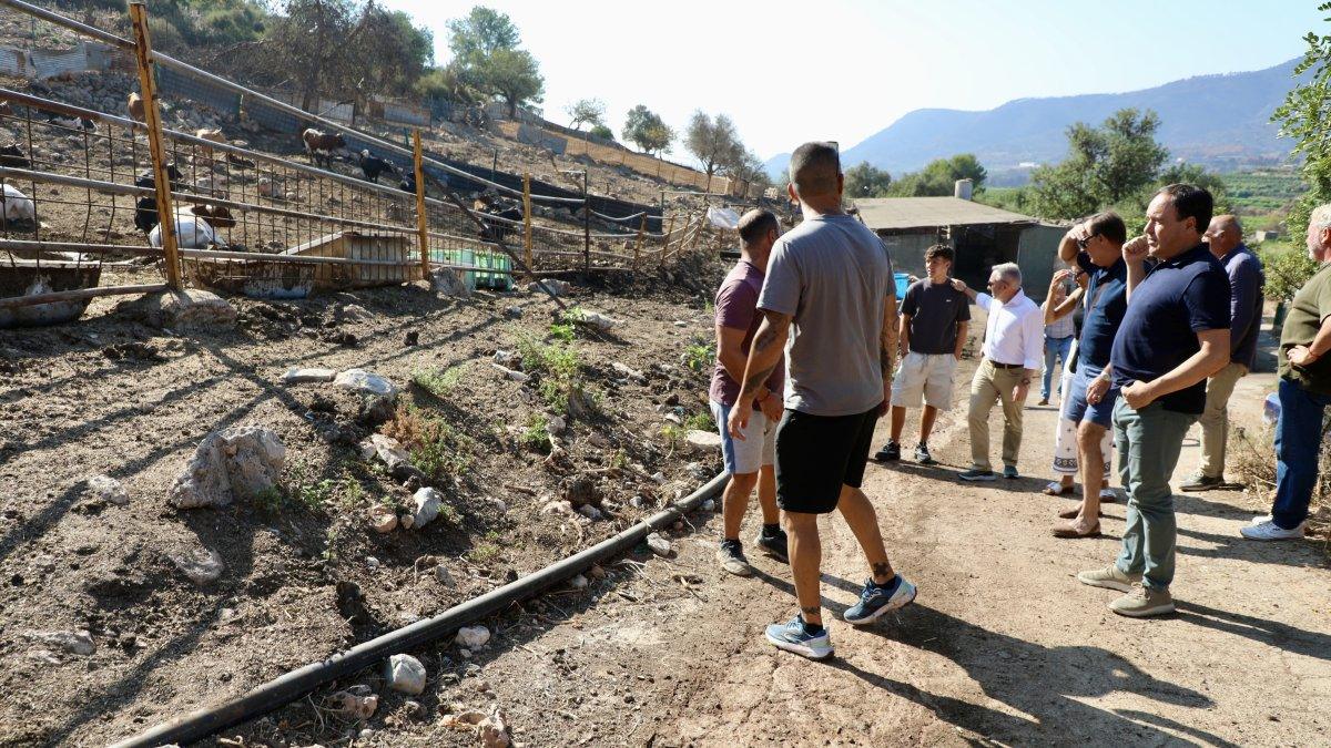 Pérez Llorca visita la zona cero del incendio en la Vall d'Uixó y detalla las ayudas para ganaderos afectados