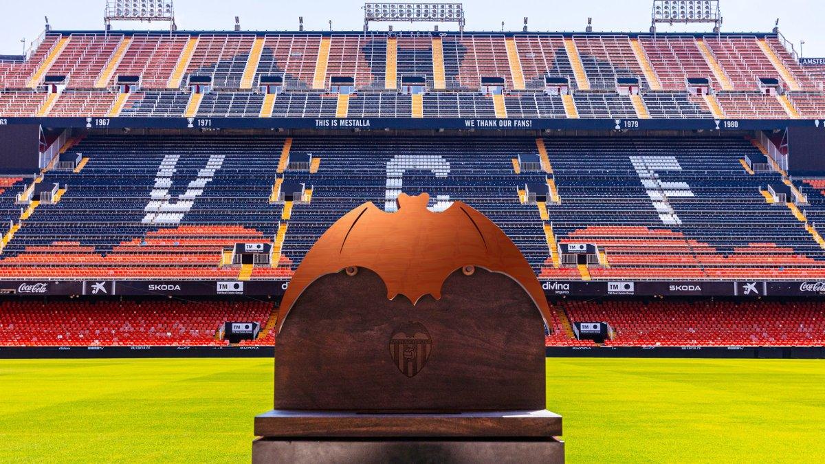 El Valencia CF apoya a los hosteleros y localidades afectadas por incendios en el Trofeu Taronja en Mestalla