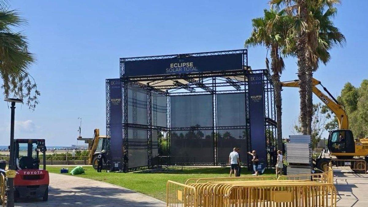 Castellón se prepara para el eclipse: montaje de los dos escenarios principales en sus playas en marcha