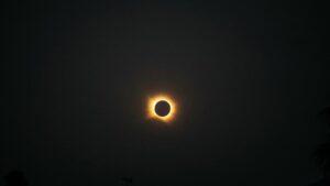 Castellón se llena de magia: miles de personas disfrutan del increíble eclipse en sus playas
