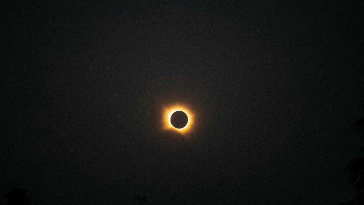 Castellón se llena de magia: miles de personas disfrutan del increíble eclipse en sus playas
