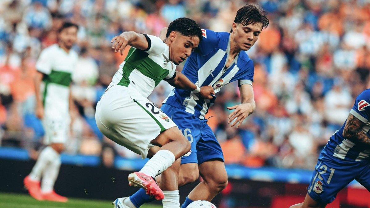 El Elche logra un valioso empate en Riazor frente al Deportivo a pesar de la falta de fichajes