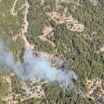 Incendio forestal en la presa de Guadalest: densa columna de humo activa las alarmas de emergencia