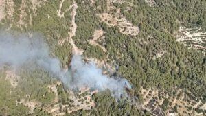 Incendio forestal en la presa de Guadalest: densa columna de humo activa las alarmas de emergencia