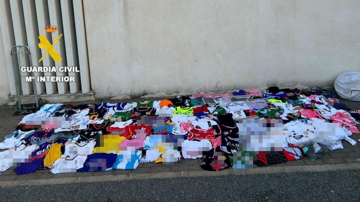 Desarticulación del ‘top manta’ en Castellón: la Guardia Civil confisca más de 1.765 artículos falsificados en plena temporada turística
