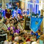 Finestrat da inicio a sus vibrantes fiestas con más de 1.000 festeros y 60 barracas en una espectacular "arrepleglà" por el casco histórico