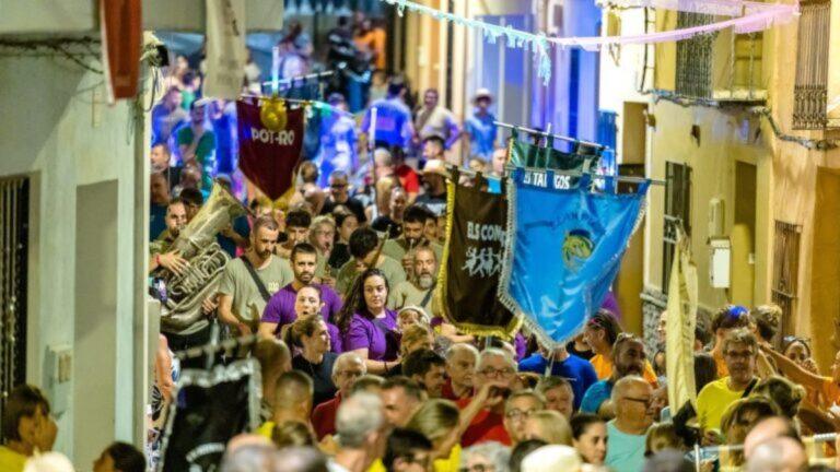 Finestrat da inicio a sus vibrantes fiestas con más de 1.000 festeros y 60 barracas en una espectacular «arrepleglà» por el casco histórico